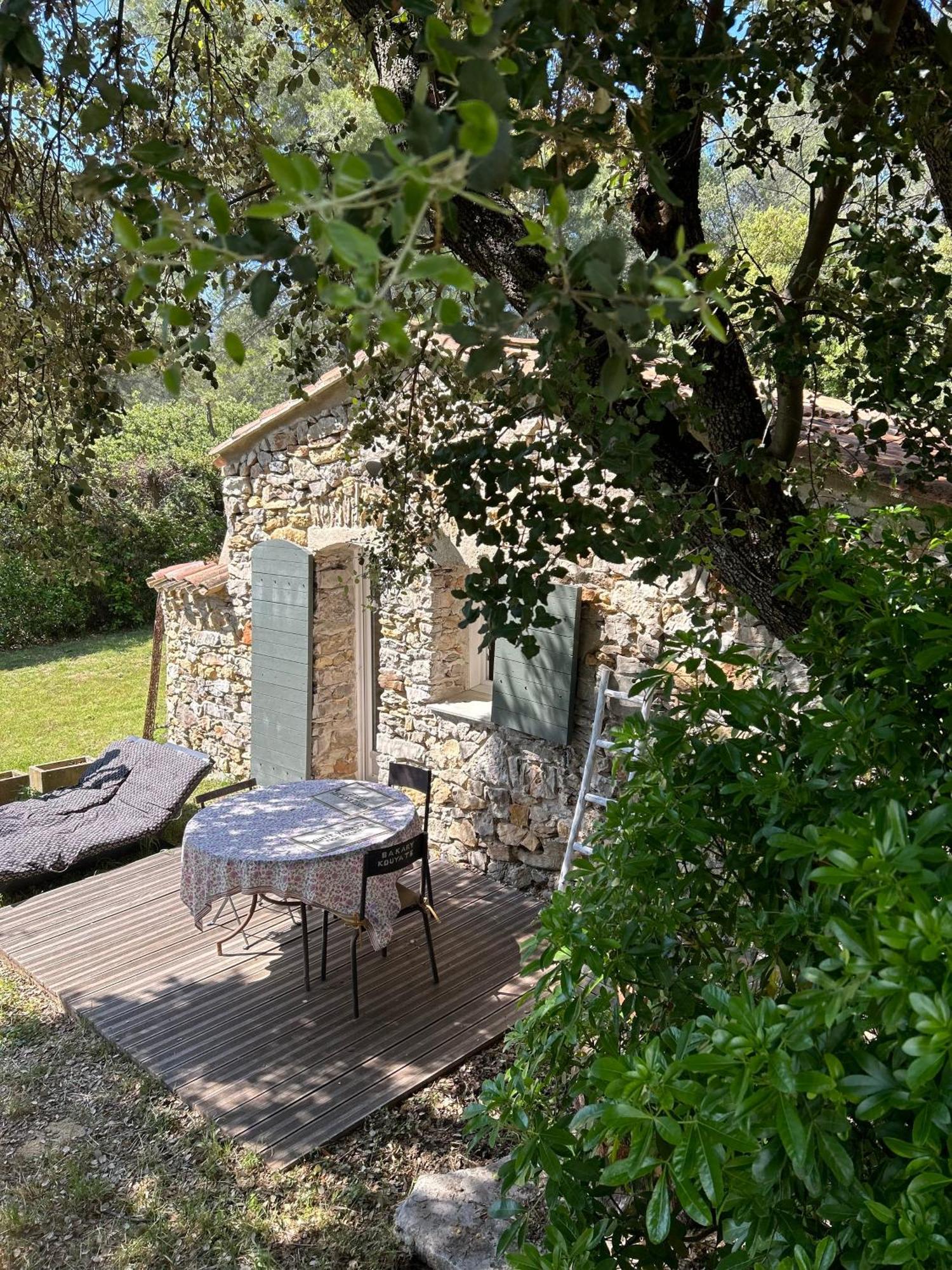 Отель Les Cabanons Sainte Victoire Номер фото
