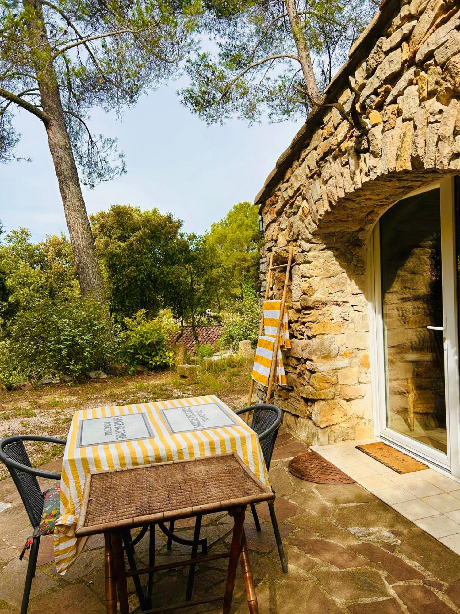 Отель Les Cabanons Sainte Victoire Экстерьер фото